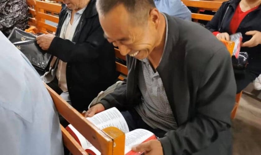 Chineses voltam a receber Bíblias. (Foto: Reprodução/Facebook Bible for China)