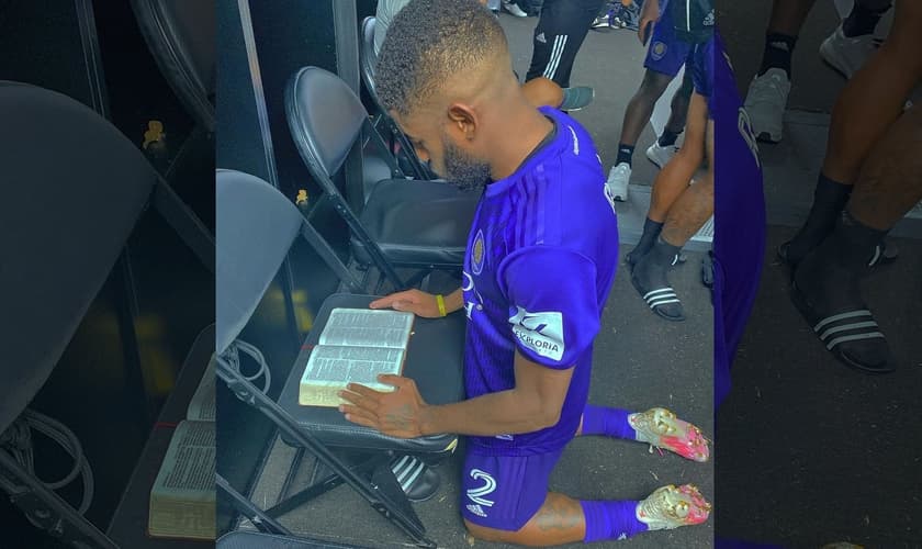 Ruan Teixeira em momento de oração. (Foto: Instagram/Ruan Teixeira)