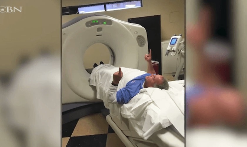Chuck Keels foi curado milagrosamente no quarto do hospital. (Foto: CBN News)