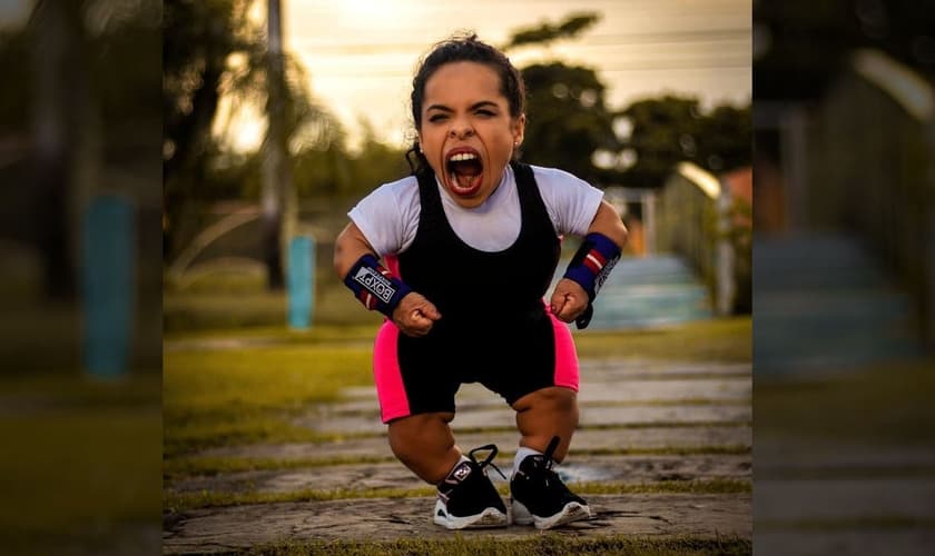 Camila é considerada a terceira menor mulher do mundo. (Foto: Instagram/Camila Feitosa)