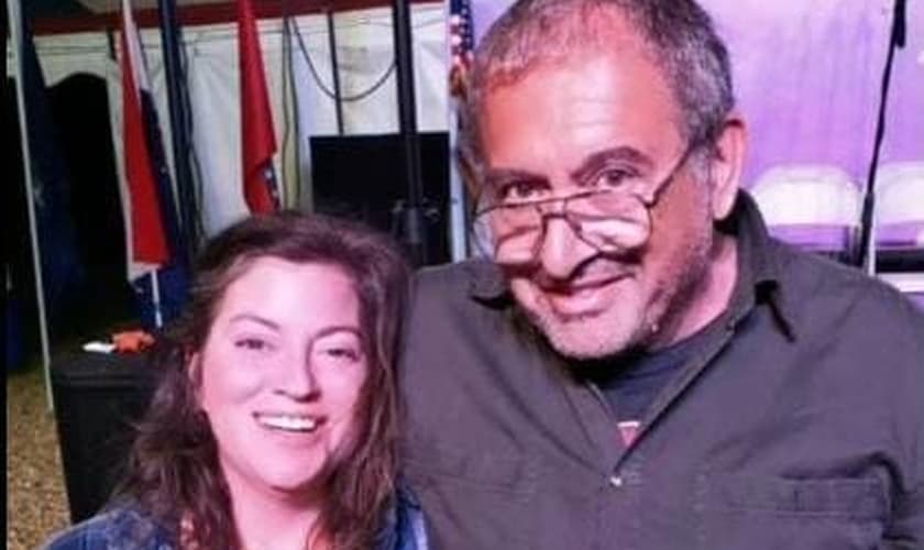 Jennifer e o marido Ken, em evento evangelístico. (Foto: Reprodução/Facebook D.R. Harrison — Voice of Hope Evangelistic Ministries)