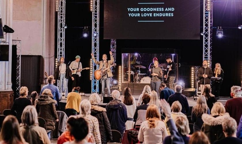 Segundo a pesquisa Talking Jesus, 42% dos adultos no Reino Unido são cristãos não praticantes. (Foto: Instagram/St Peter's Brighton).