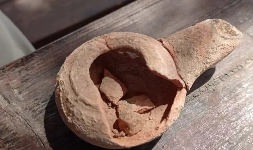 Lâmpada de óleo samaritana descoberta durante o trabalho de conservação no Monte Gerizim. (Foto: Netanel Elimelech/Autoridade da Natureza e Parques)