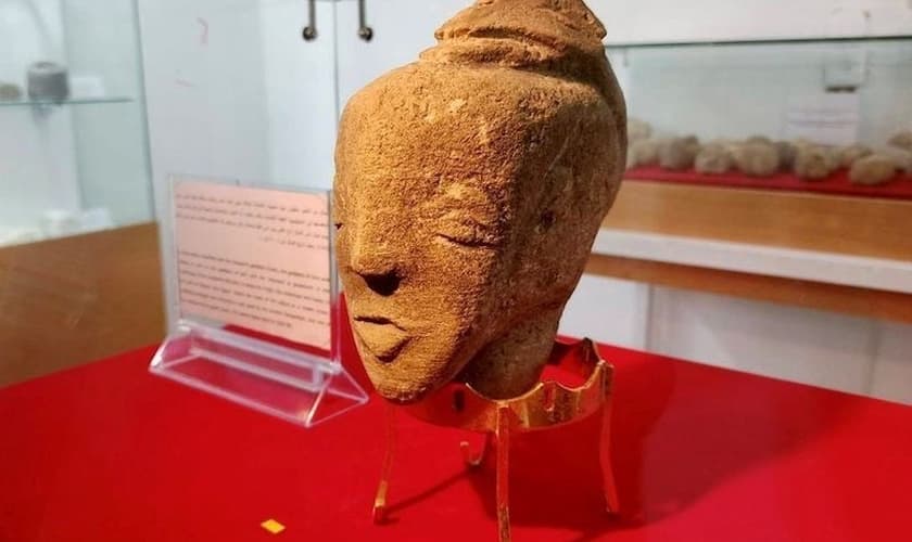 Cabeça do ídolo Anat, exposta em museu de Gaza. (Foto: Reprodução / Arkeofili)