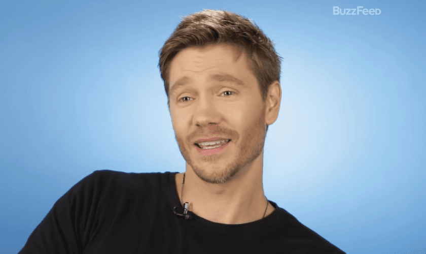 Chad Michael Murray testemunhou a fé de sua família em Deus. (Foto: YouTube/BuzzFeed Celeb).