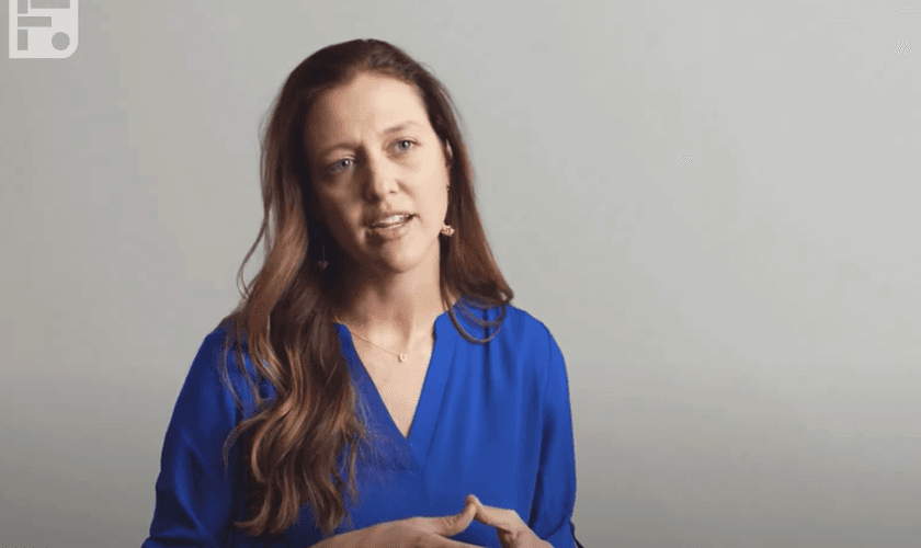 Jen Oshman, autora do livro “Que Eu Diminua”. (Foto: Captura de tela/YouTube Ministério Fiel)