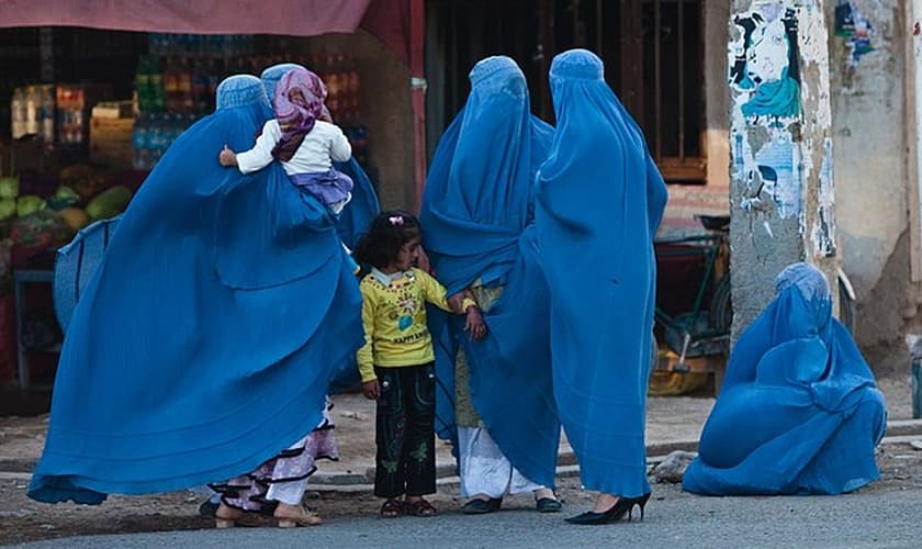 O Talibã recomendou o uso da burca azul, um símbolo global do extremismo. (Foto: Wikimedia Commons/Marius Arnesen).