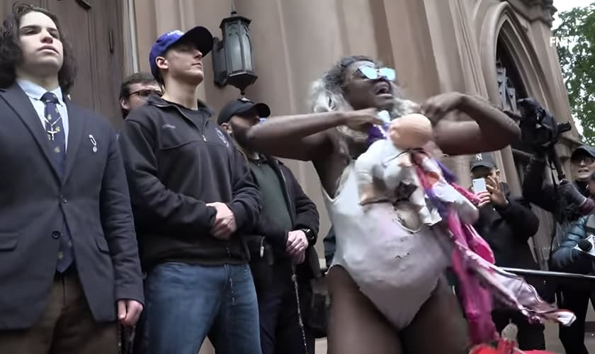 Mulher simula aborto com uma boneca diante de manifestantes pró-vida, em Nova York. (Captura de tela YouTube FreedomNewsTV)