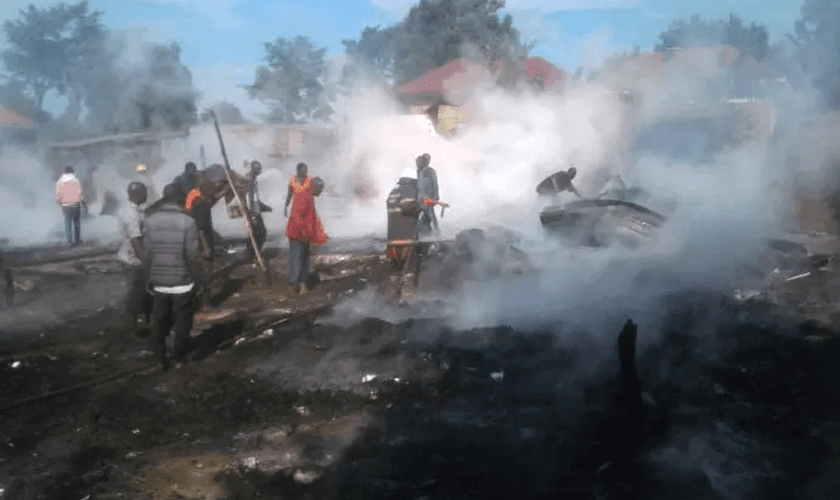 Pessoas tentando apagar as chamas da igreja. (Foto: Daily Express Uganda)