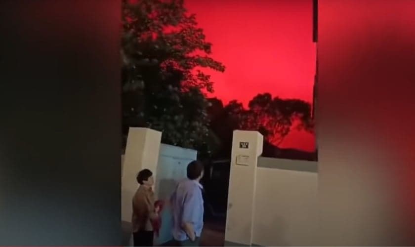 Fenômeno climático faz o céu ficar vermelho como sangue, na China. (Foto: Captura de tela/YouTube CBN News)