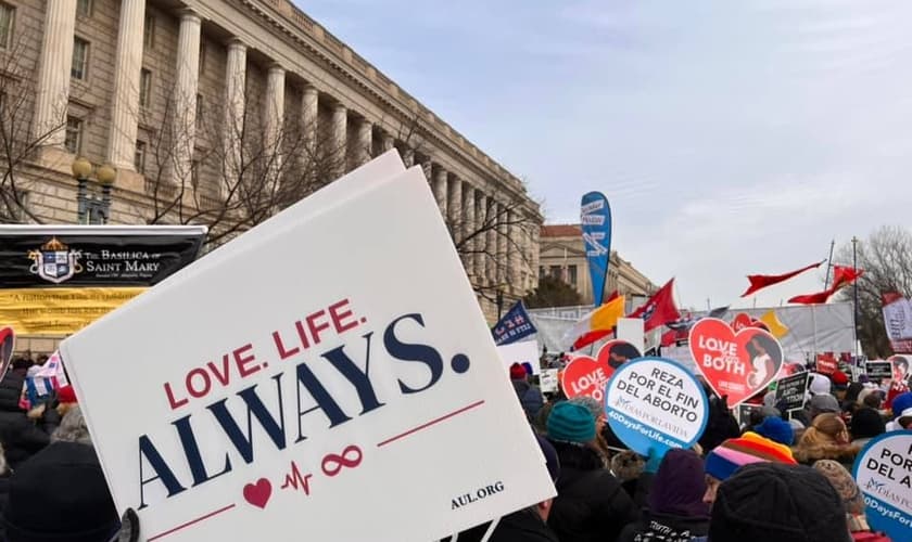 Manifestantes pró-vida em frente à Suprema Corte dos EUA. (Foto: Americans United for Life)
