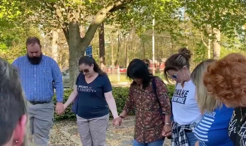 Momento de oração dos pais, antes da reunião com o Conselho Escolar. (Foto: Captura de tela/Vídeo Twitter Ben Zeisloft)