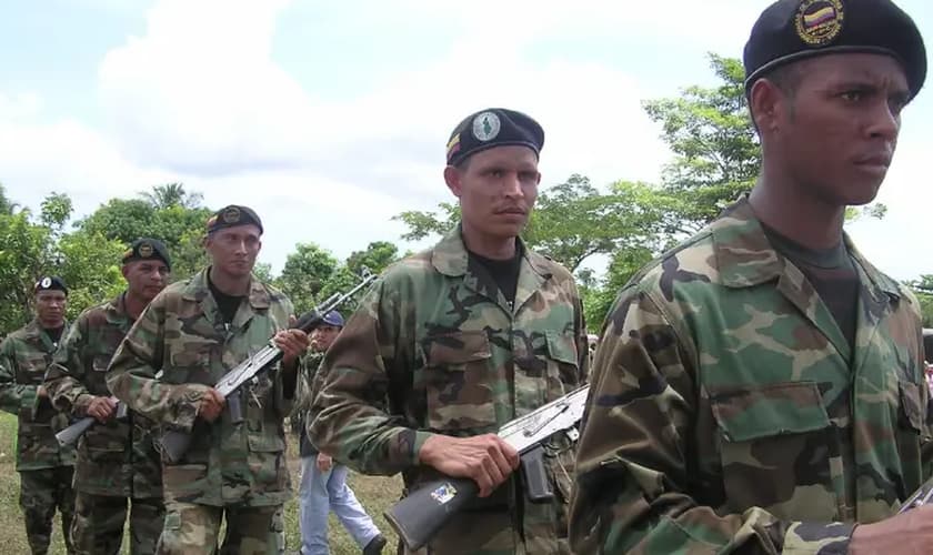 Queima de veículos, incêndio de empresas e assassinatos são algumas das ações dos grupos armados na Colômbia. (Foto: Portas Abertas)