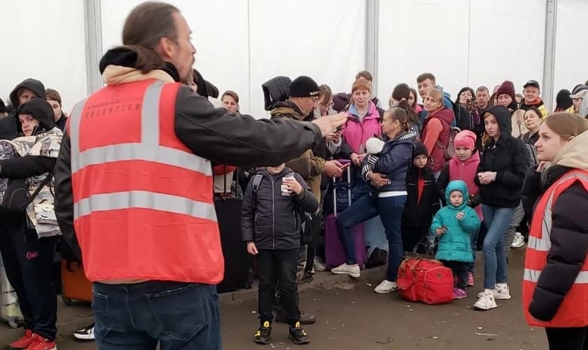 O evangelista Michael Job ministra para refugiados na fronteira da Polônia com a Ucrânia, em abril. (Foto: Instagram Michael Job)