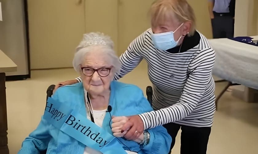 Gerda Cole (à esq.) se reúne com sua filha, Sonya Grist em 7 de maio de 2022. (Foto: YouTube/Toronto Sun)