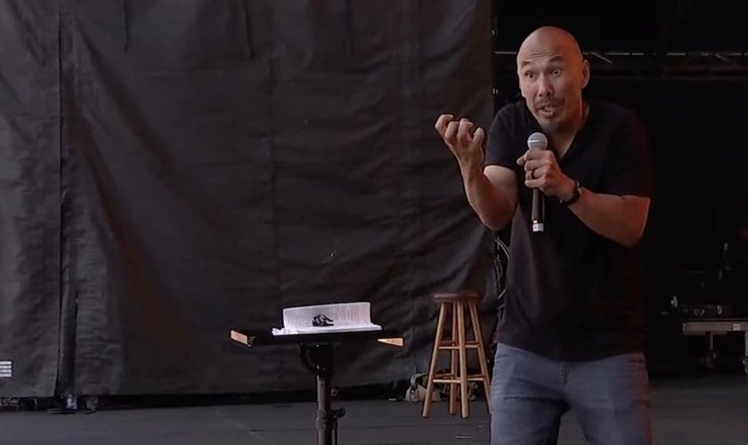 Francis Chan prega no The Send em Kansas City, em 14 de maio de 2022. (Foto: YouTube /The Send Kansas City)