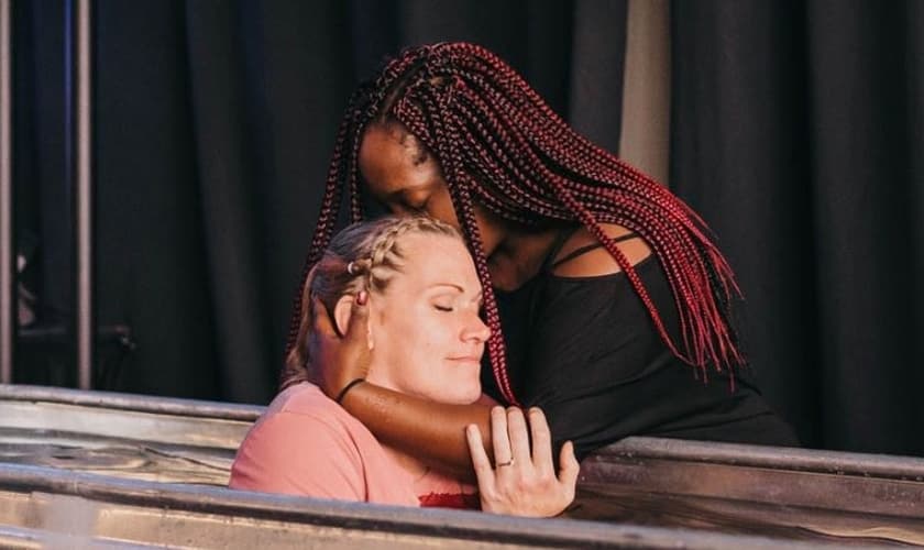 Nakeisha batiza a amiga Stefanie Grace. (Foto: Reprodução / AG News).