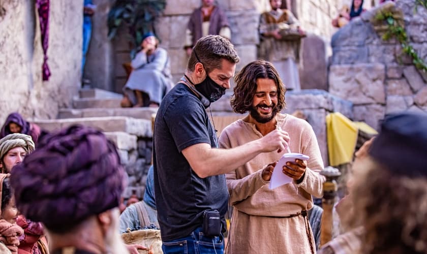 Dallas Jenkins e Jonathan Roumie no set de Chosen para a 2ª temporada. (Foto: The Chosen).