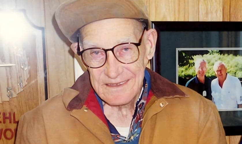 Dale Schroeder trabalho para ajudar jovens a estudar. (Foto: Reprodução / CBS News)