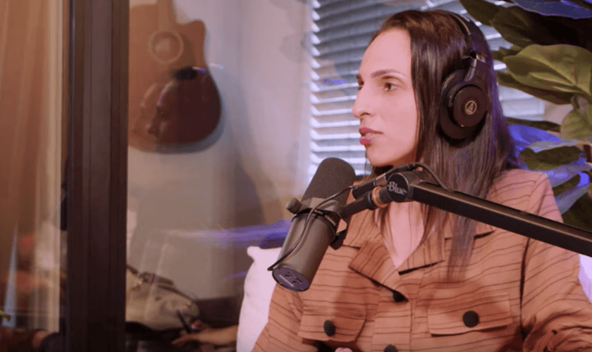 Paula do Vôlei durante entrevista no podcast “Positivamente”. (Captura de tela YouTube Positivamente)