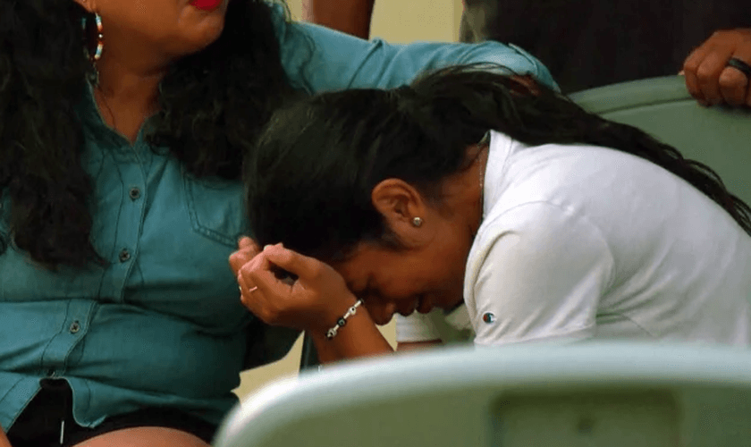 Famílias foram consoladas por cristãos no local do tiroteio. (Foto: Reprodução/NBC News)