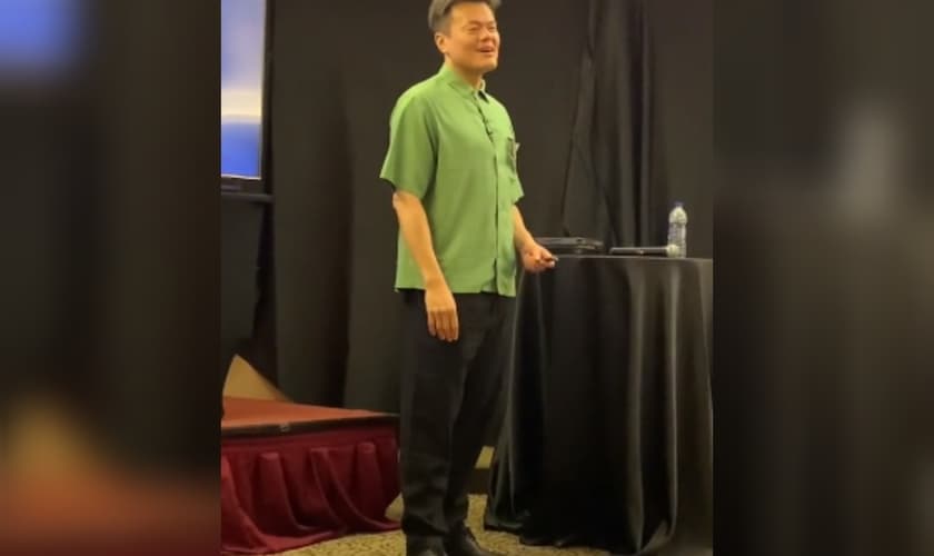 JY Park, CEO da JYP Entertainment, teve um encontro com Jesus estudando a Bíblia em Israel. (Foto: Facebook/JY Park).