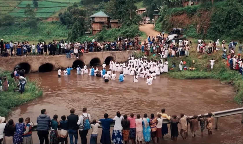 232 pessoas foram batizadas em Rubuguri. (Foto: Reprodução/Alfa Omega News)