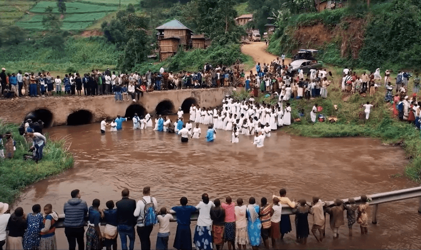 232 pessoas foram batizadas em Rubuguri. (Foto: Reprodução/Alfa Omega News)