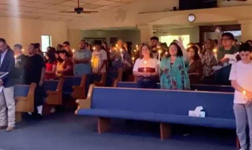 Culto no Templo Cristiano, em Uvalde, em apoio aos familiares das vítimas do atentado. (Captura de tela Facebook Templo Cristiano)