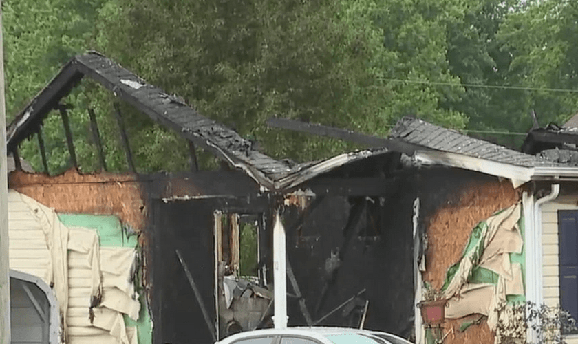 Casa pega fogo e família escapa ilesa. (Foto: Reprodução / WGHP News)