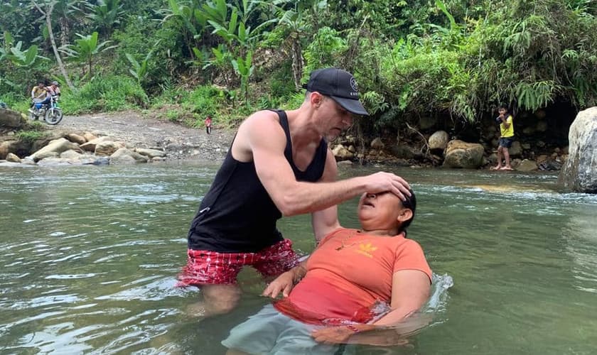 Travis Burkhalter batizou Sarah em um rio na selva colombiana. (Foto: International Mission Board).