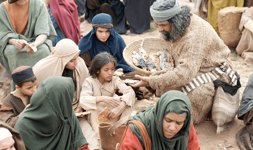 Cena do milagre da multiplicação dos pães e peixes. (Captura de tela FB)