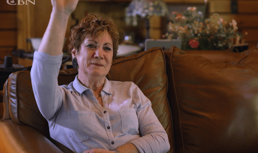 Becky Johnson foi curada da Doença de Crohn. (Foto: Reprodução/The 700 Club Interactive).