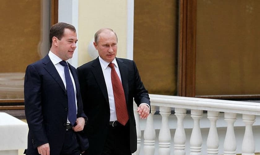Vladimir Putin ao lado de Dmitry Medvedev, em 2012. (Foto: Kremlin/Wikimedia Commons).