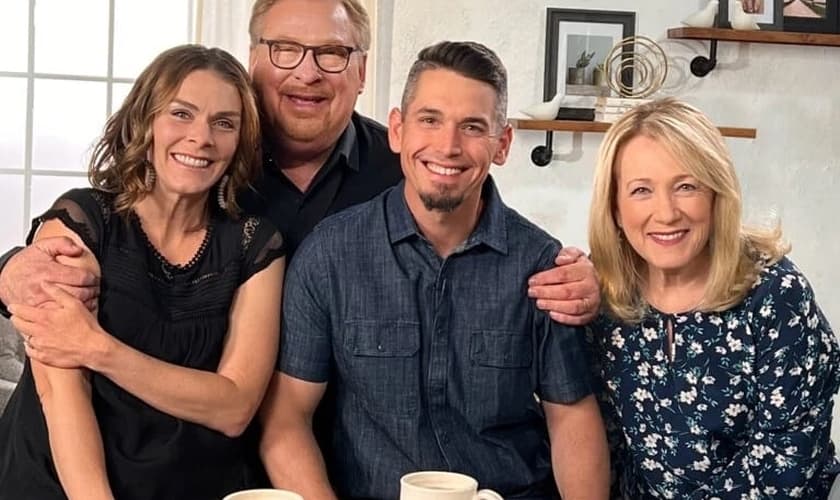 O Pastor Rick Warren e sua esposa, Kay, juntos com o Pastor Andy Wood e sua esposa, Stacie. (Foto: Igreja Saddleback)