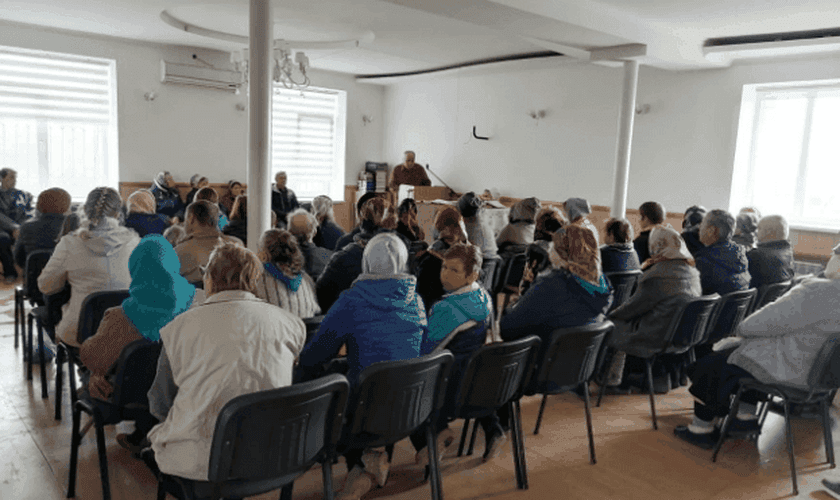 Igreja Batista reunida em Mariupol, na Ucrânia, no dia 1º de maio. (Foto: Reprodução Voz dos Mártires da Coreia/União Internacional de Igrejas de Batistas Evangélicas)