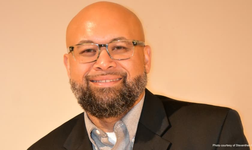 Steventhen Holland usa seu testemunho para ajudar jovens grávidas. (Foto: Reprodução / Live Action)