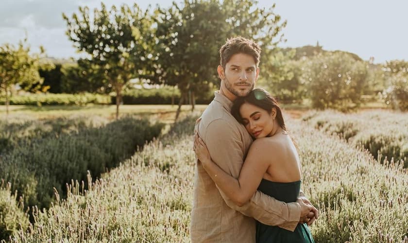 Miro e Liliane vão dar seu primeiro beijo na cerimônia de casamento. (Foto: Instagram/Miro Moreira).