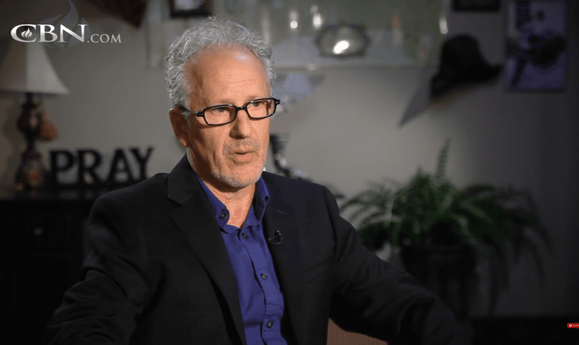 Keith Thibodeaux clamou por socorro a Deus, após se afundar nas drogas e no ocultismo. (Foto: YouTube/The 700 Club Interactive).