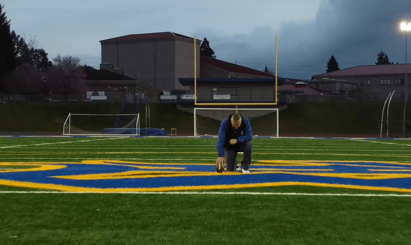 Joe Kennedy foi demitido por fazer orações em campo. (Captura de tela The Daily Signal)