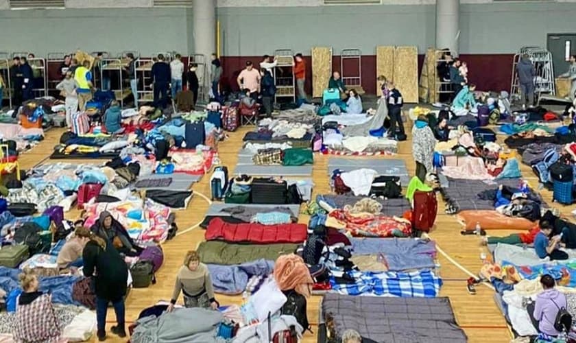 Refugiados são recebidos e abrigados por casal missionário que passou por perseguição. (Foto: Reprodução / AG News)