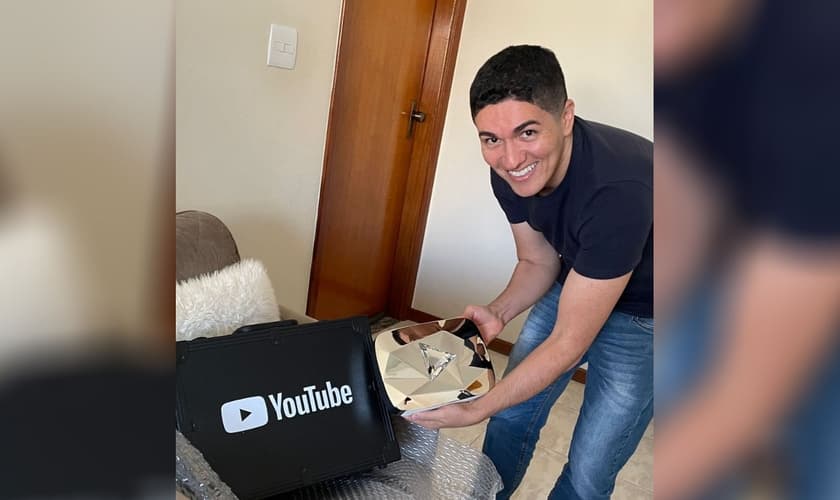 Pastor Antônio Júnior segurando o “botão de diamante”. (Foto: Arquivo pessoal)