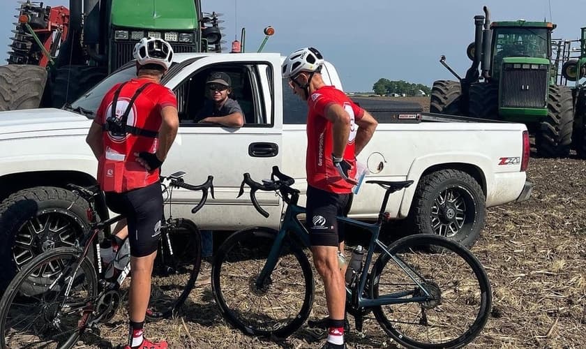 Na jornada, os ciclistas pararam, compartilharam sobre Jesus e distribuíram material evangelístico. (Foto: Instagram/I Will Go Ride).