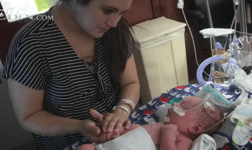 Urias John recebe oração quando estava na UTI neonatal. (Foto: Reprodução / CBN News)