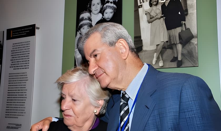 Andrée Geulen com um de seus sobreviventes durante uma visita ao Museu de História do Holocausto Yad Vashem, 2007. (Foto: Reprodução / Yad Vashem)