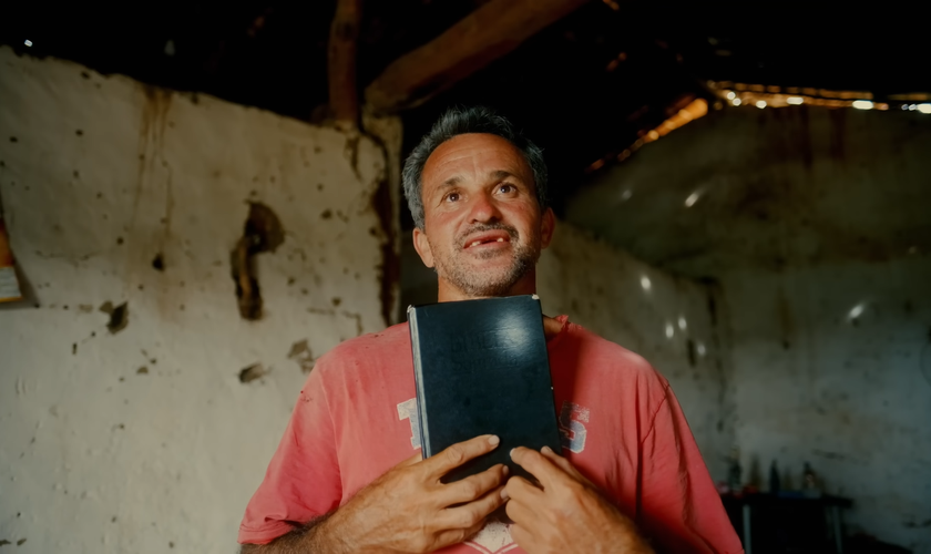 Inácio Antônio da Silva, de 41 anos, ama a Bíblia, apesar de nunca ter lido. (Foto: YouTube/Miguel Salvador).