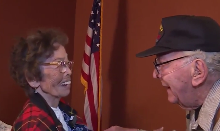 Duane Mann e Peggy Yamaguchi se reencontram após 70 anos. (Captura de tela KETV)