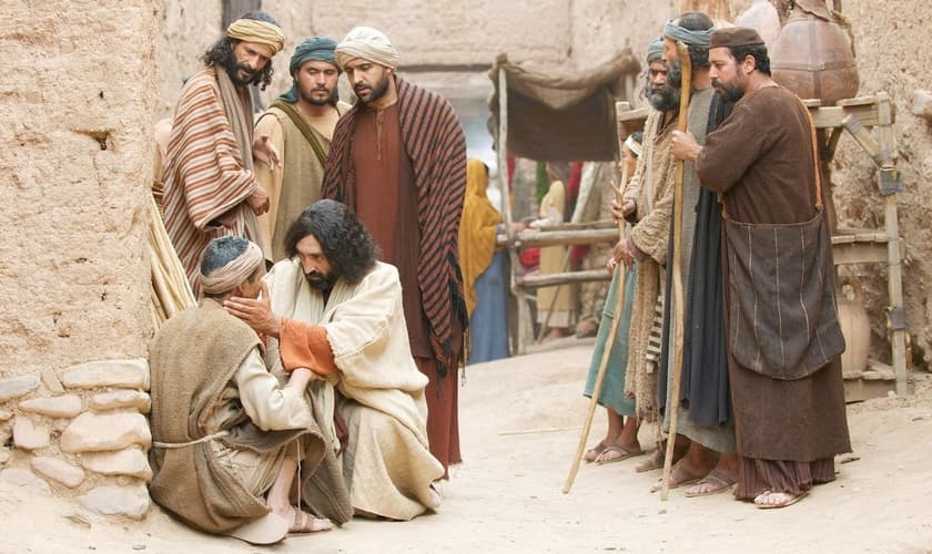 Cena de filme que mostra Jesus curando enfermo. (FreeBible)