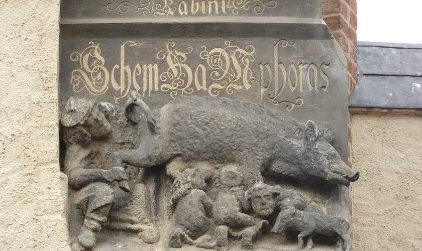 A escultura da porca com os judeus ao redor é retratada na fachada da Stadtkirche, Town Church, em Wittenberg, Alemanha. (Foto: Wikipedia)