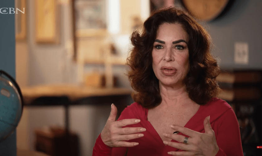 Claudia Wells encontrou cura e paz em Jesus. (Foto: YouTube/The 700 Club Interactive).